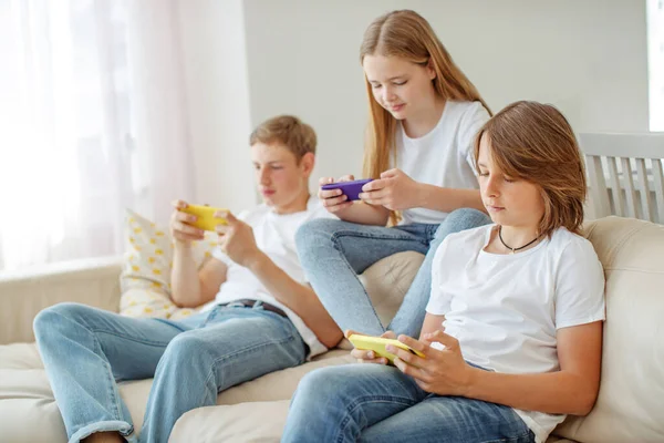 Подростки играют в игру по телефону . — стоковое фото