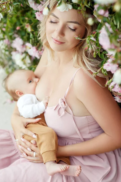 Een vrouw geeft borstvoeding aan een baby.. — Stockfoto