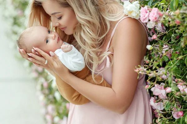 Jeune femme avec un bébé dans la nature . — Photo