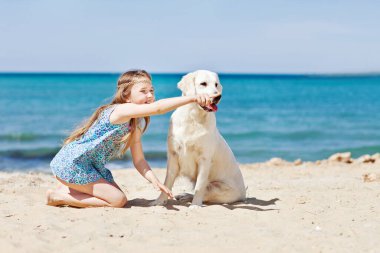 Doğada köpeği olan bir çocuk.. 