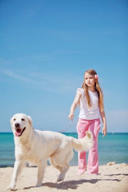 Doğada köpeği olan bir çocuk.. 