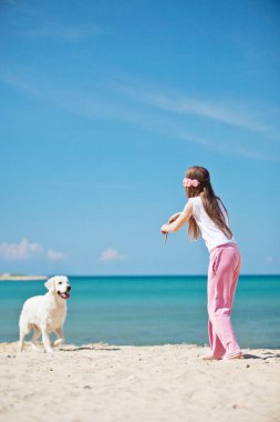 Doğada köpeği olan bir çocuk.. 