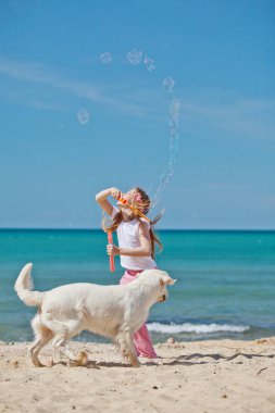 Doğada köpeği olan bir çocuk.. 