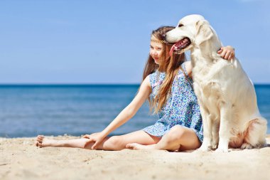 Doğada köpeği olan bir çocuk.. 