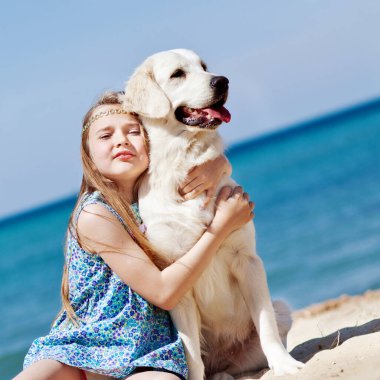 Doğada köpeği olan bir çocuk.. 