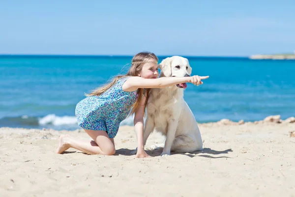 Een kind met een hond in de natuur. — Stockfoto