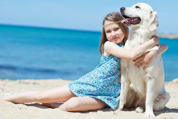 Doğada köpeği olan bir çocuk.. 