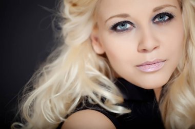 Siyah arka planda güzel bir kadın..