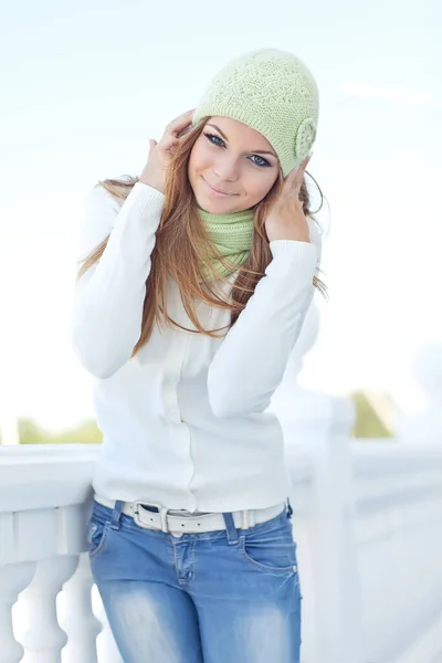 Bella donna di autunno in un cappello . — Foto Stock