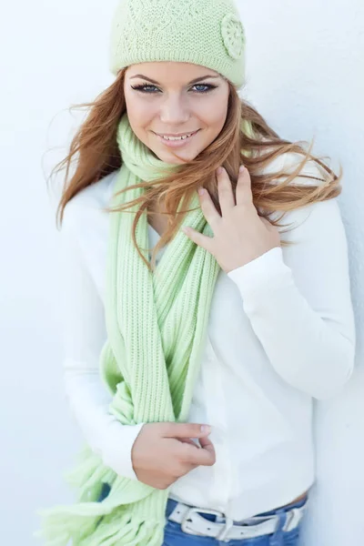 Beautiful autumn woman in a hat. — Stock Photo, Image