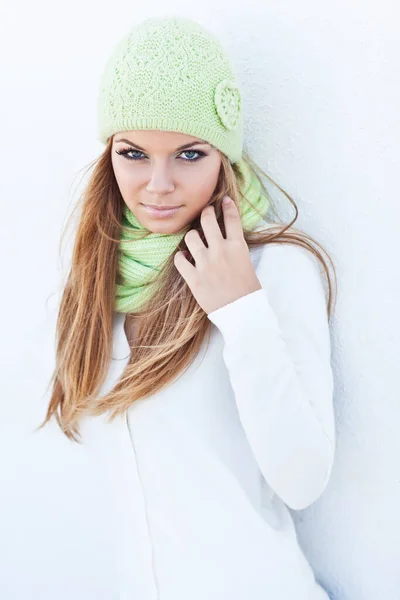 Bella donna di autunno in un cappello . — Foto Stock