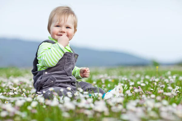 Kleine baby in de natuur. Peuter op het groene gras. — Stockfoto