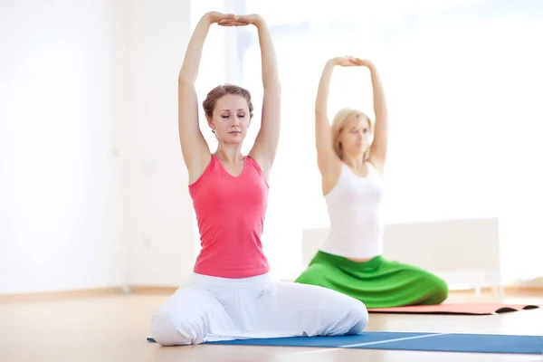 En kvinna utövar yoga i studion. — Stockfoto