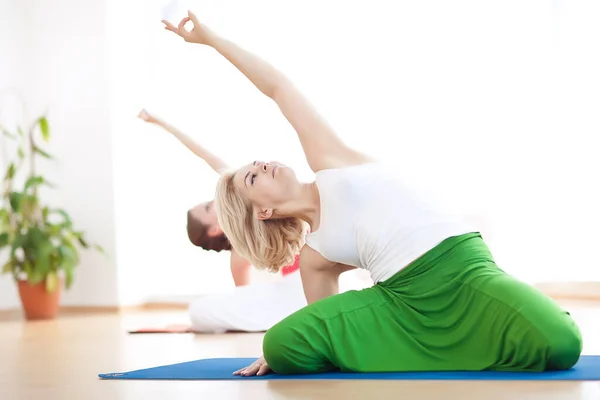 En kvinna utövar yoga i studion. — Stockfoto