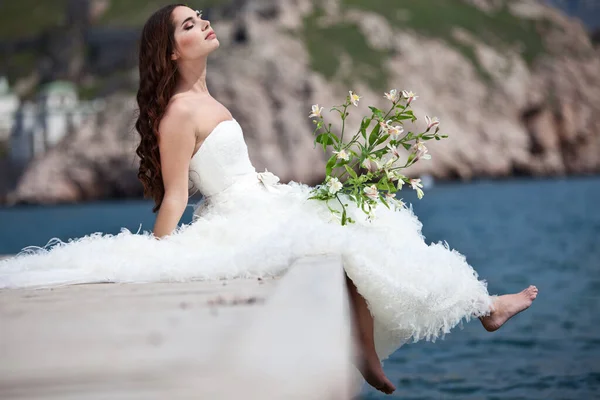 Beautiful bride on the nature. — Stock Photo, Image