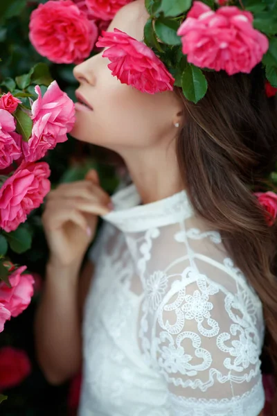 关于大自然的玫瑰中的女人. — 图库照片