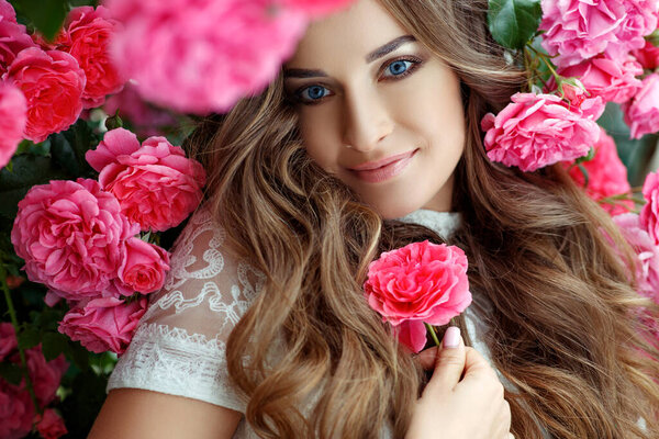 Женщина в розах на природе
.