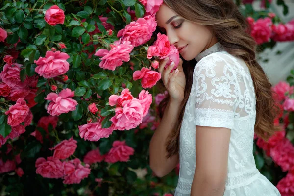 Vrouw in rozen op de natuur. — Stockfoto