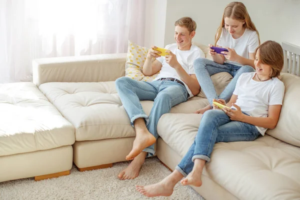 Teenagers playing a game on the phone. — Stock Photo, Image
