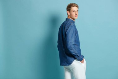 Yakışıklı genç adam. Yakın plan.. 