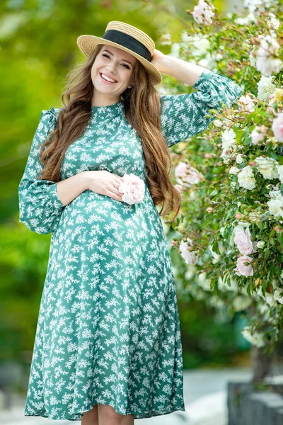 花と自然の中で妊娠中の女性. — ストック写真