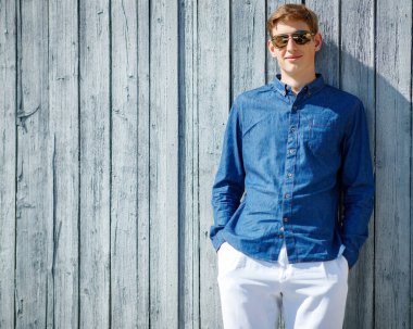 Yakışıklı genç adam. Yakın plan.. 