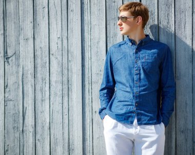 Yakışıklı genç adam. Yakın plan.. 