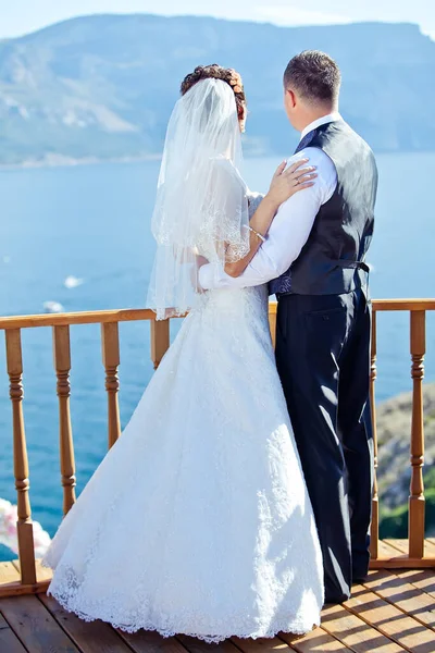 Esküvő. Menyasszony és vőlegény az esküvőjük napján. Egy szerelmespár.. — Stock Fotó