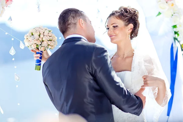 Casamento. Noiva e noivo no dia do casamento. Um par de amantes . — Fotografia de Stock