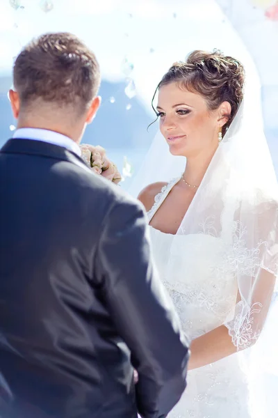 Casamento. Noiva e noivo no dia do casamento. Um par de amantes . — Fotografia de Stock