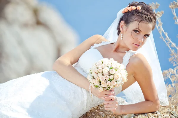 Beautiful bride on the nature. — Stock Photo, Image