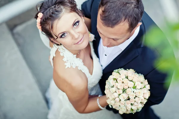 Casamento. Noiva e noivo no dia do casamento. Um par de amantes . — Fotografia de Stock