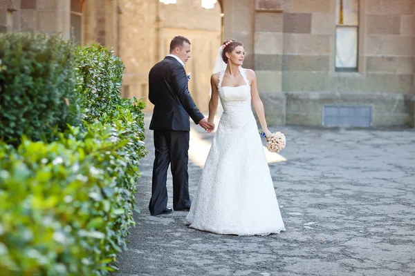 Bröllop. Brud och brudgum på deras bröllopsdag. Ett par älskare. — Stockfoto