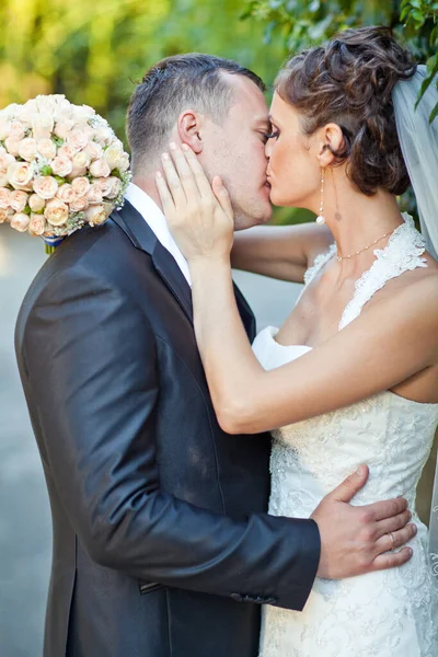 Casamento. Noiva e noivo no dia do casamento. Um par de amantes . — Fotografia de Stock