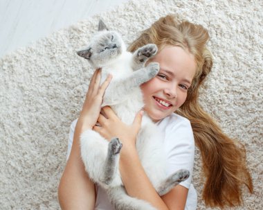 Evde kedisi olan bir çocuk..