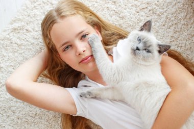 Evde kedisi olan bir çocuk..