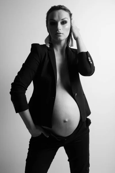 Terhes nő a szexi városban. — Stock Fotó
