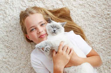 Evde kedisi olan bir çocuk..