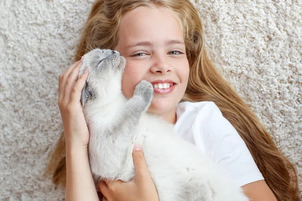 Un niño con un gato en casa . — Foto de Stock