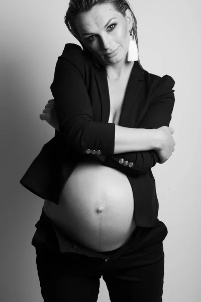 Беременная женщина в сексуальном городе . — стоковое фото
