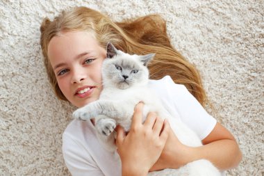 Evde kedisi olan bir çocuk..