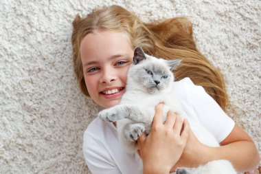 Evde kedisi olan bir çocuk..