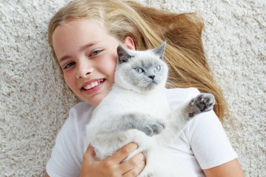 Evde kedisi olan bir çocuk..