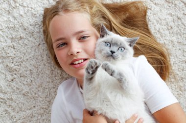 Evde kedisi olan bir çocuk..