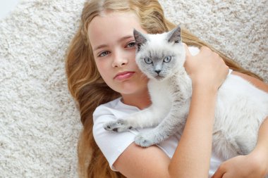 Evde kedisi olan bir çocuk..