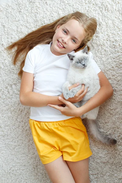 Un enfant avec un chat à la maison. — Photo