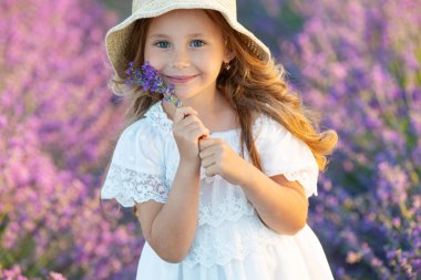 Lavantalı tarlada güzel bir kız.