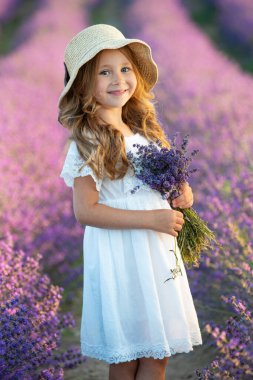 Lavantalı tarlada güzel bir kız.