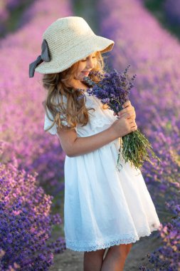 Lavantalı tarlada güzel bir kız.