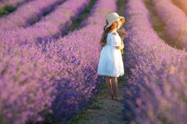 Lavantalı tarlada güzel bir kız.